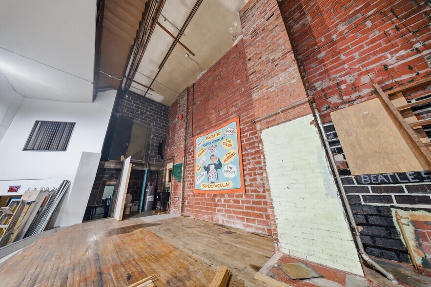 More Photos Of 195 Ottawa St N, Hamilton Storefront For Sale