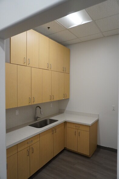 More Photos Of 2222 W Parkside Ln, Phoenix Research And Development For Sale