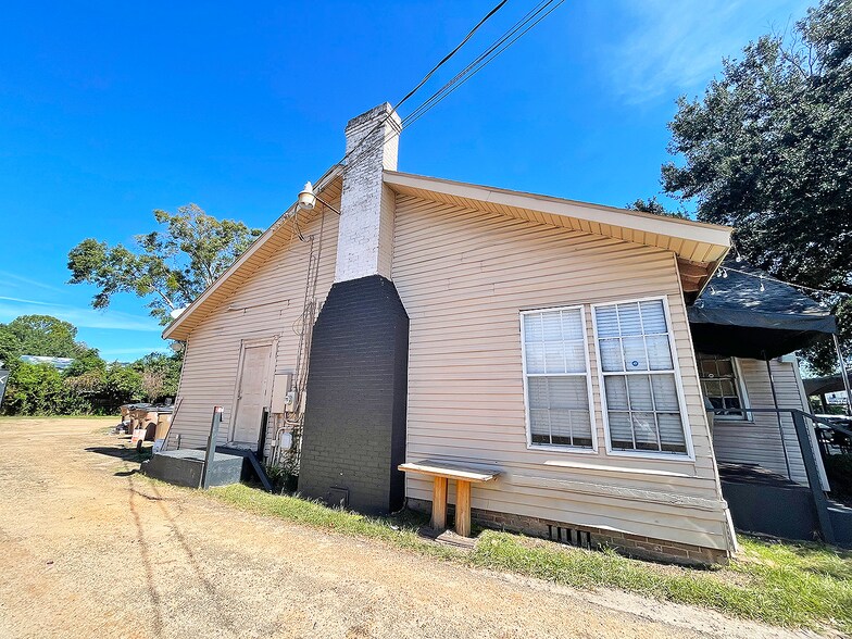 More Photos Of 2206 Government St, Mobile Freestanding For Lease