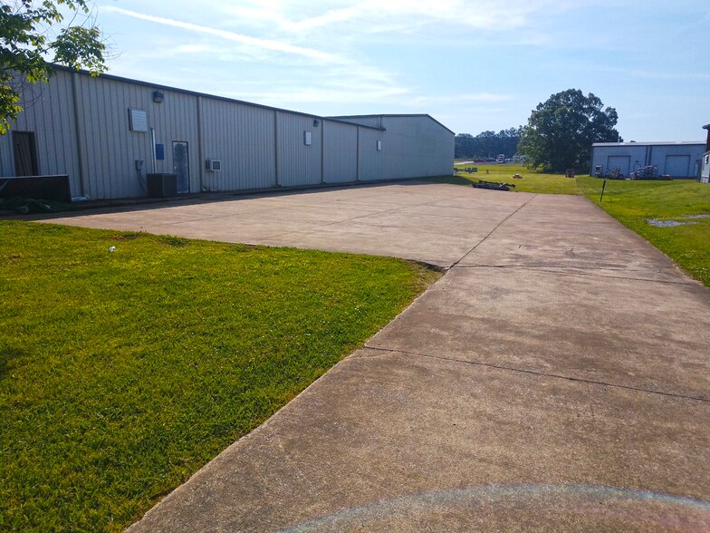 More Photos Of 105 Industrial Blvd, Rainbow City Warehouse For Lease