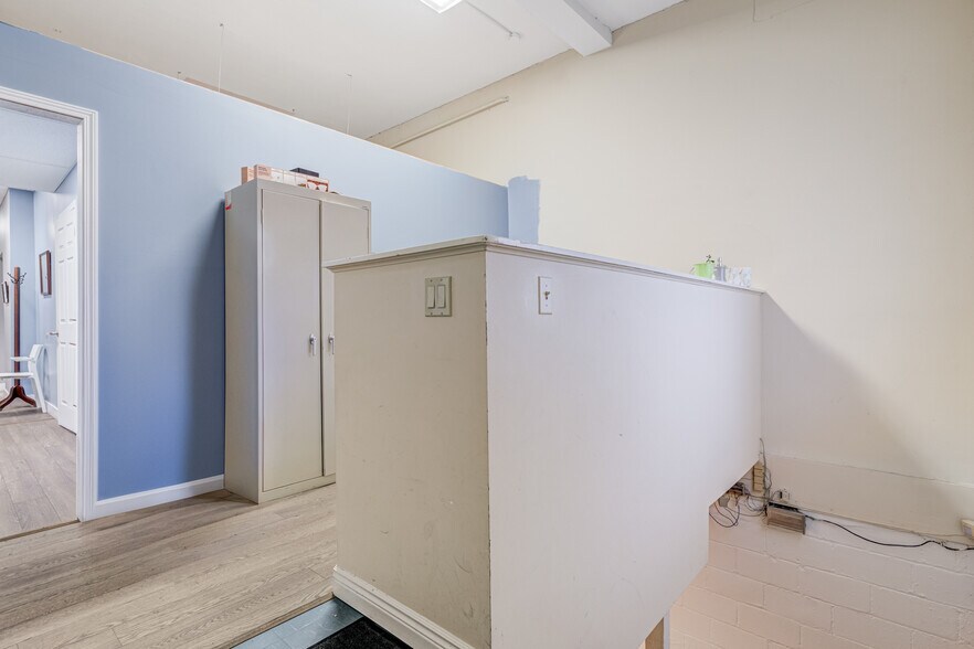 More Photos Of 3000 Bloor St W, Toronto Storefront For Sale