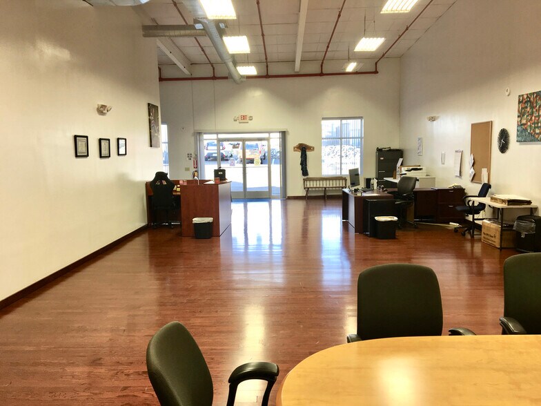 More Photos Of 2 Amboy Ave, Woodbridge Warehouse For Lease