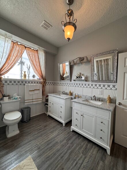 More Photos Of 1221 Overland Ave, Burley Storefront For Sale