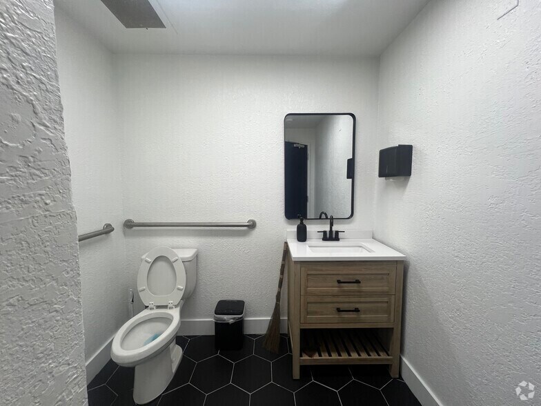 More Photos Of 375-3 S 12th St, Tampa Office For Sale