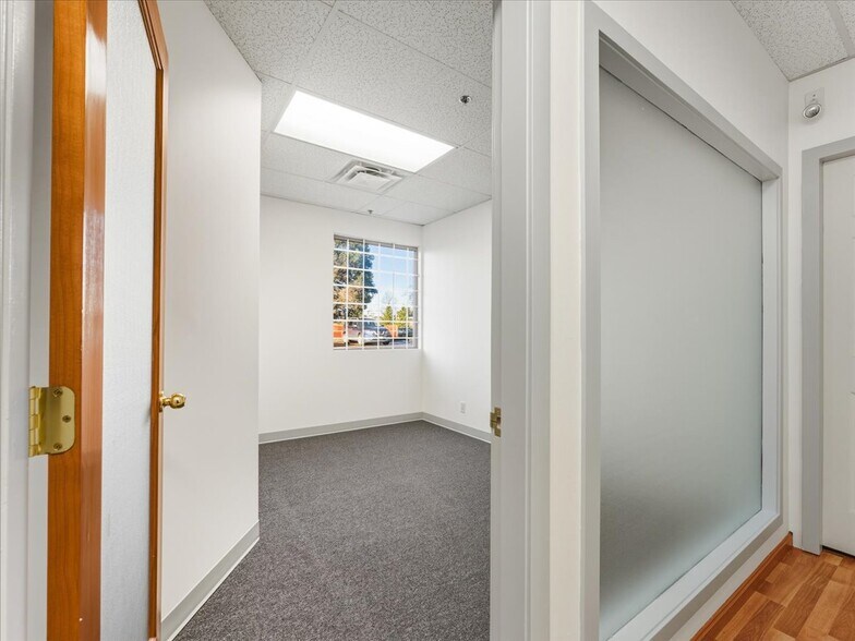 More Photos Of 470-560 Kingsway, Vancouver Storefront For Sale