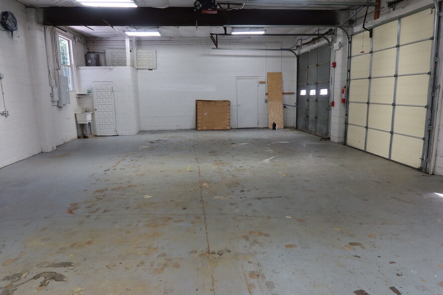 More Photos Of 1612 N Ocean Ave, Holtsville General Retail For Lease