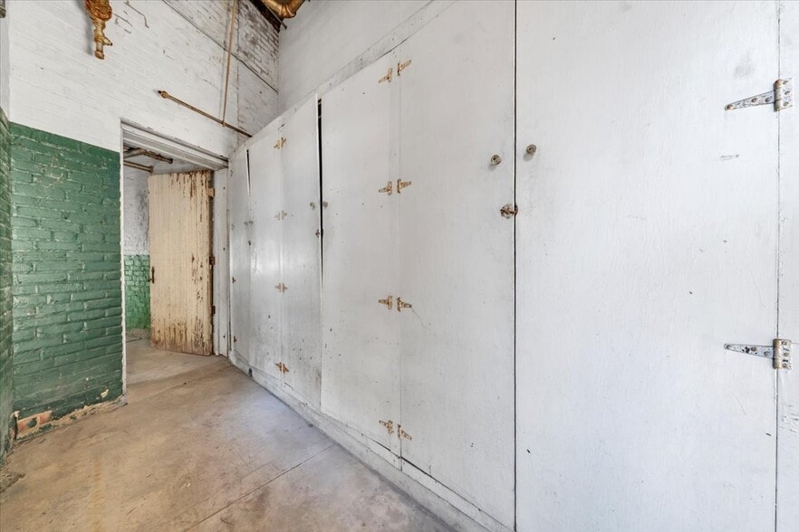 More Photos Of 231 S Colorado St, Salem Freestanding For Sale