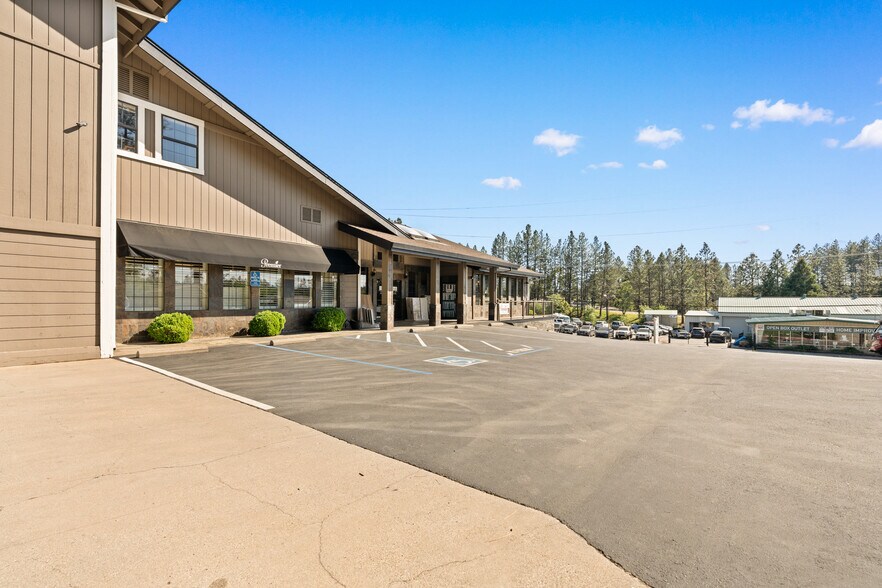 More Photos Of 807 S Auburn St, Grass Valley Showroom For Sale