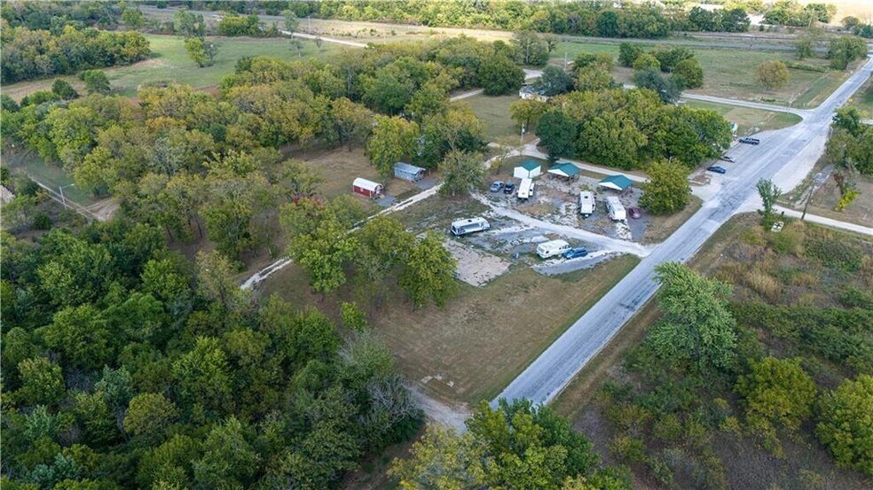 More Photos Of 74 2nd St, Moran Trailer Camper Park For Sale