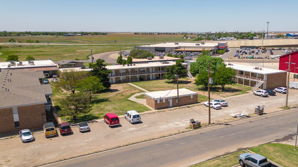 Primary Photo Of 2500 W 26th St, Plainview Apartments For Sale