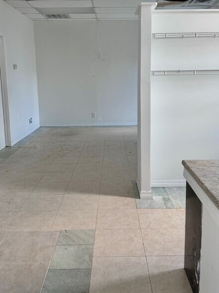 More Photos Of 2416-2424 Kirkwood Ave, Naples Distribution For Lease