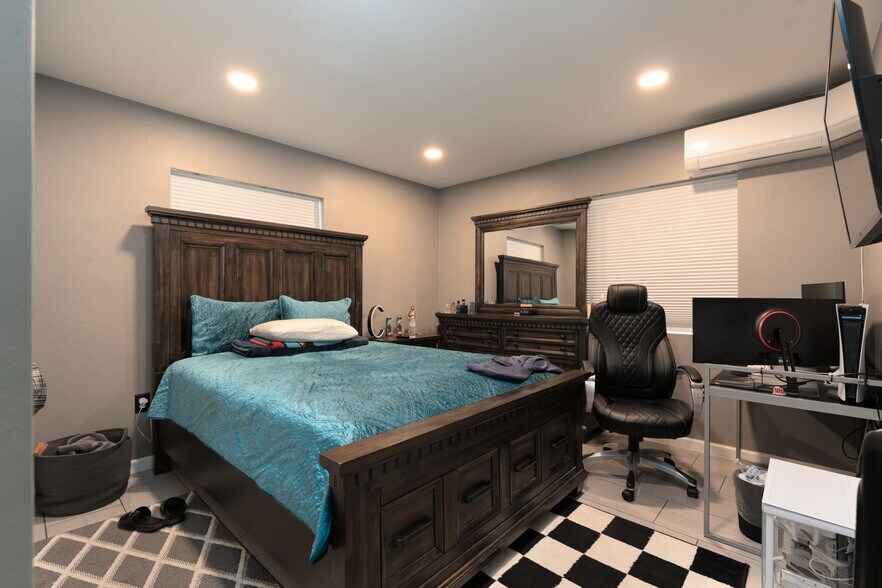 More Photos Of 1624 E Main St, Montrose Hotel For Sale