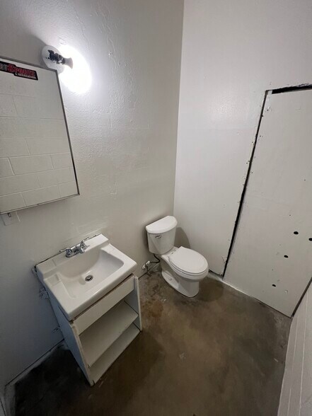 More Photos Of 147 N Gilbert St, Hemet Flex For Sale