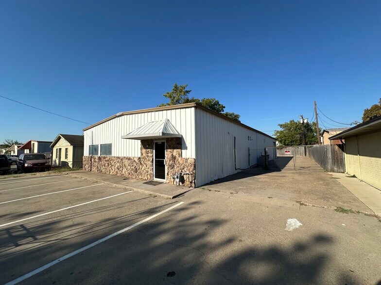 Primary Photo Of 5021 Gordon Smith Dr, Rowlett Warehouse For Sale