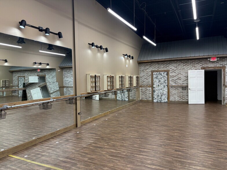 More Photos Of 410 Lightfoot Rd, Williamsburg Storefront Retail Office For Lease