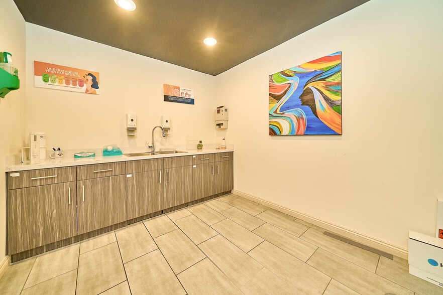 More Photos Of 852 S Robertson Blvd, Los Angeles Medical For Lease