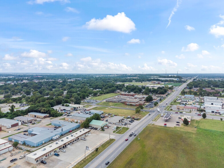 More Photos Of 800-804 S 9th St, Broken Arrow Unknown For Lease