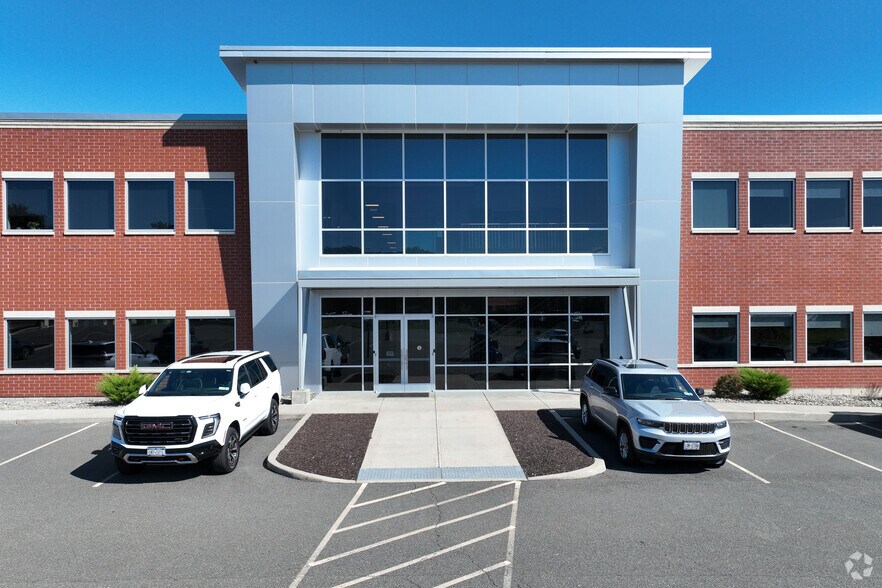 More Photos Of 33 Tech Valley Dr, East Greenbush Flex For Lease