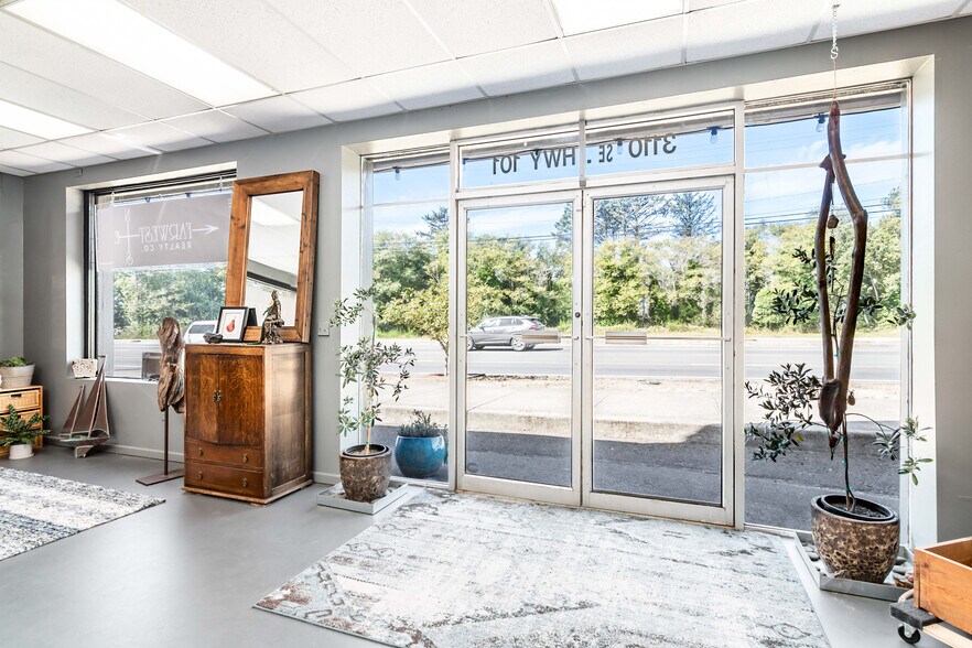 More Photos Of 3110 SE Highway 101, Lincoln City Storefront For Sale