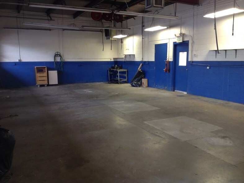 More Photos Of 4550 S Broadway, Englewood Showroom For Lease