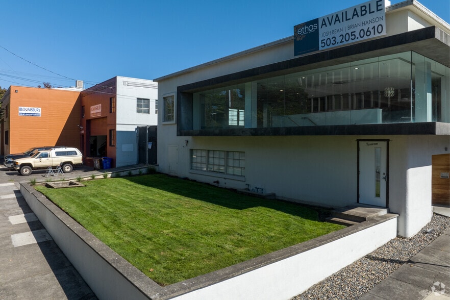 More Photos Of 911-915 NE Davis St, Portland Flex For Lease
