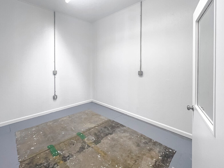 More Photos Of 3160 Mcfarland Blvd, Northport Warehouse For Sale