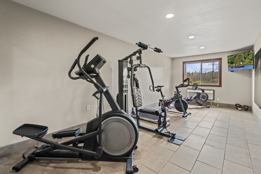 More Photos Of 726 S Lake Ave, Phillips Hotel For Sale