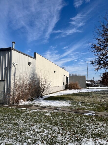 More Photos Of 2330 Paul St, Omaha Warehouse For Sale