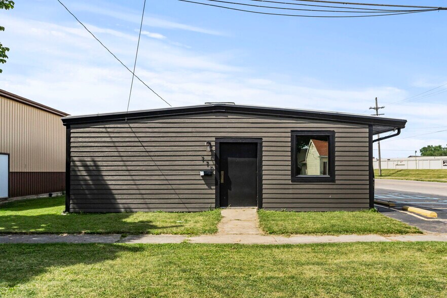 More Photos Of 770 E Franklin St, Huntington Restaurant For Sale