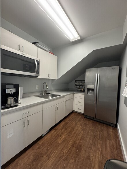 More Photos Of 34 Covil Ave, Wilmington Office For Sale