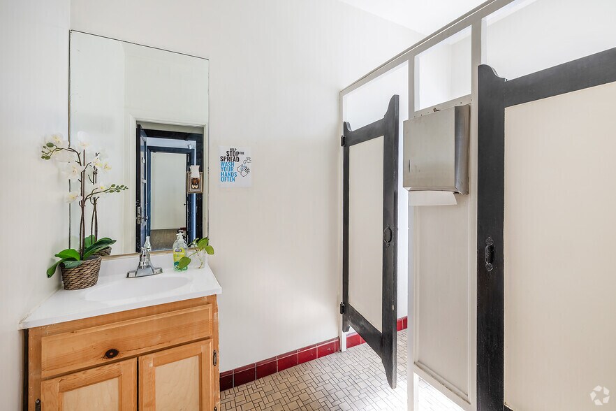 More Photos Of 7956-7958 Beverly Blvd, Los Angeles Storefront Retail Office For Lease