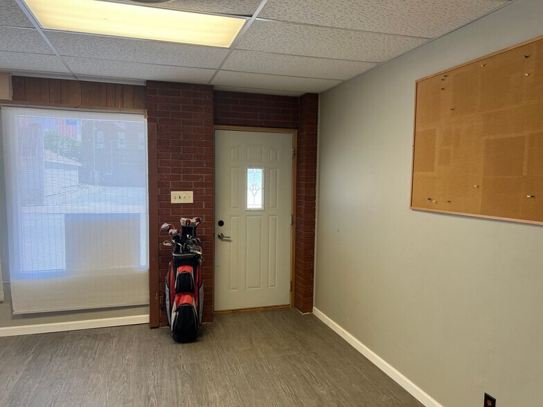 More Photos Of 300 E Broadway Blvd, Johnston City Specialty For Sale