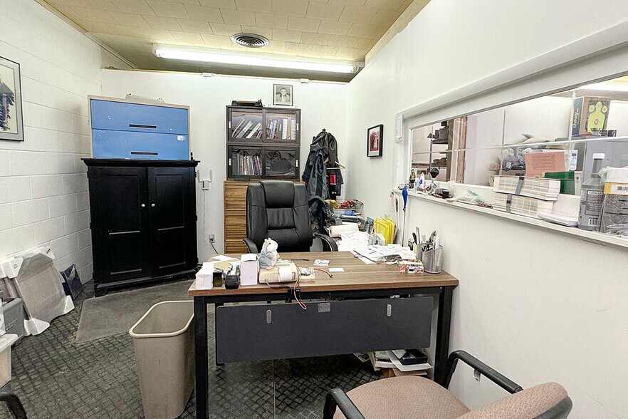 More Photos Of 1801 Wood St, Elkhart Storefront For Sale