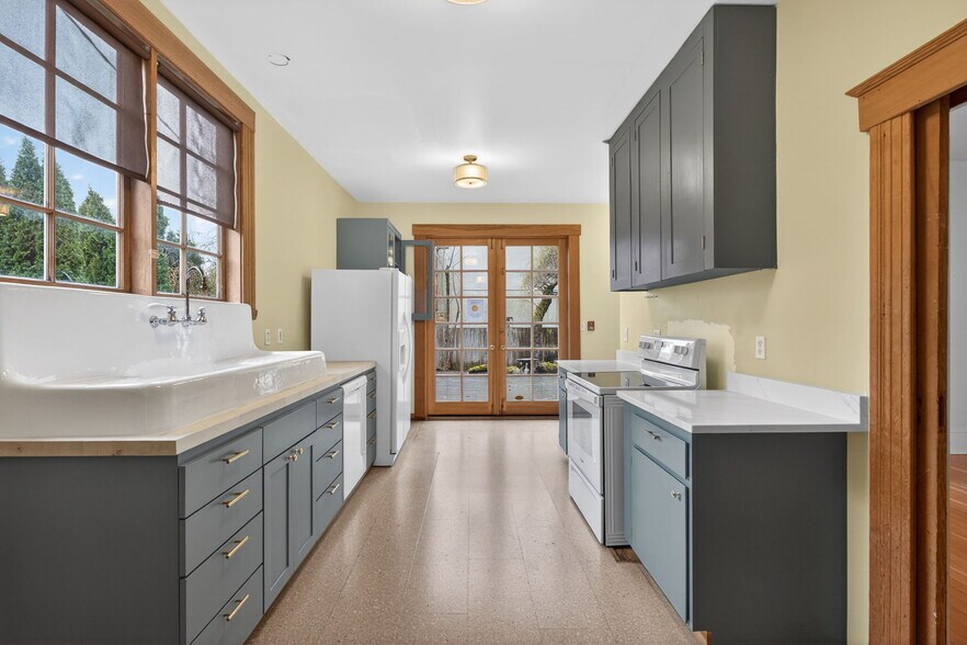 More Photos Of 317 NE Sacramento St, Portland Office For Sale
