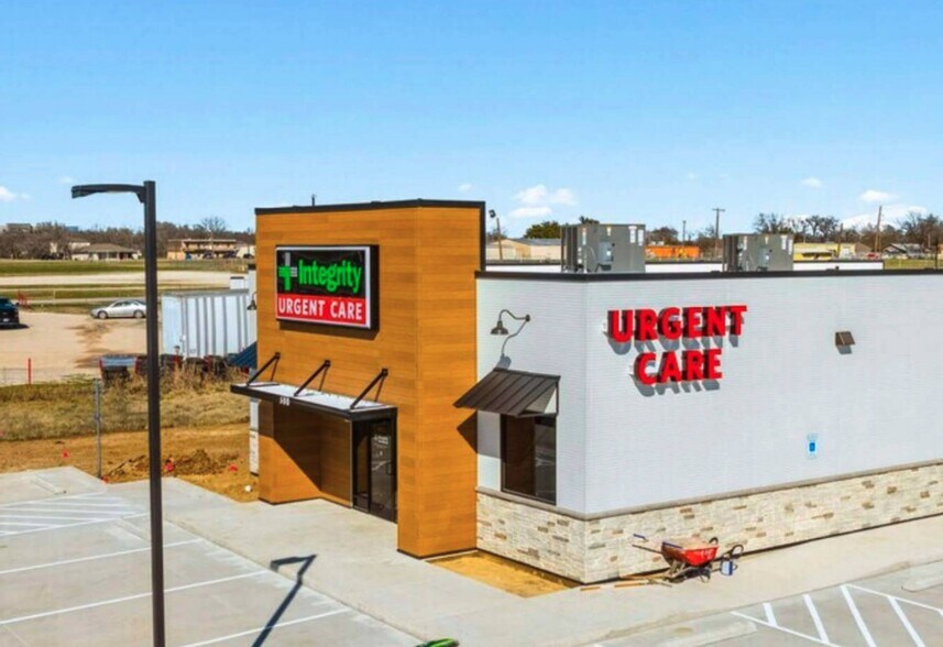 More Photos Of 618 W US Highway 79, Rockdale Freestanding For Sale