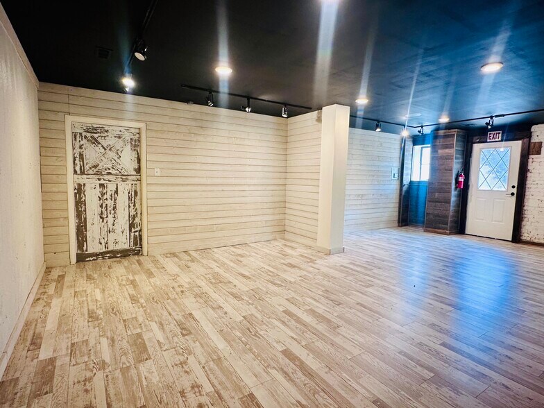 More Photos Of 103 N College Ave, Newton General Retail For Lease