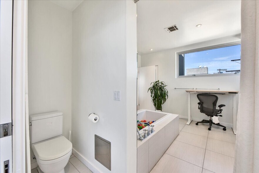 More Photos Of 1319 Abbot Kinney Blvd, Venice Loft Creative Space For Lease