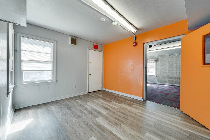 More Photos Of 1005 Austin St, Midland Storefront For Sale