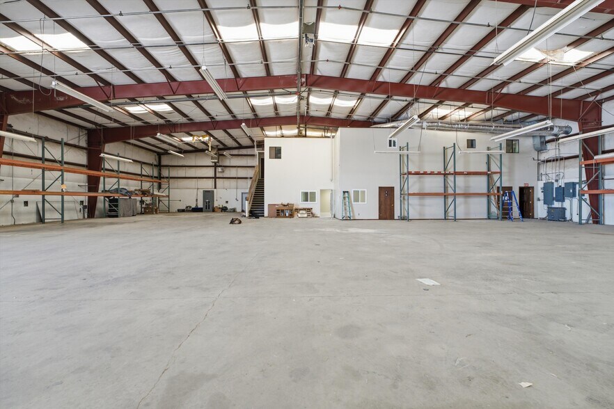 More Photos Of 1400 Orange St, Rosamond Warehouse For Lease