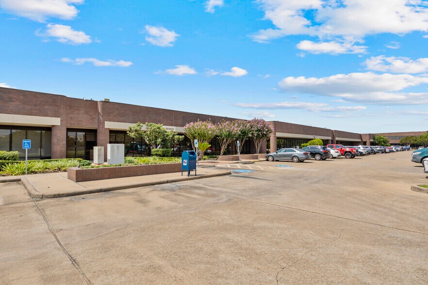 More Photos Of 2525 W Bellfort St, Houston Research And Development For Lease