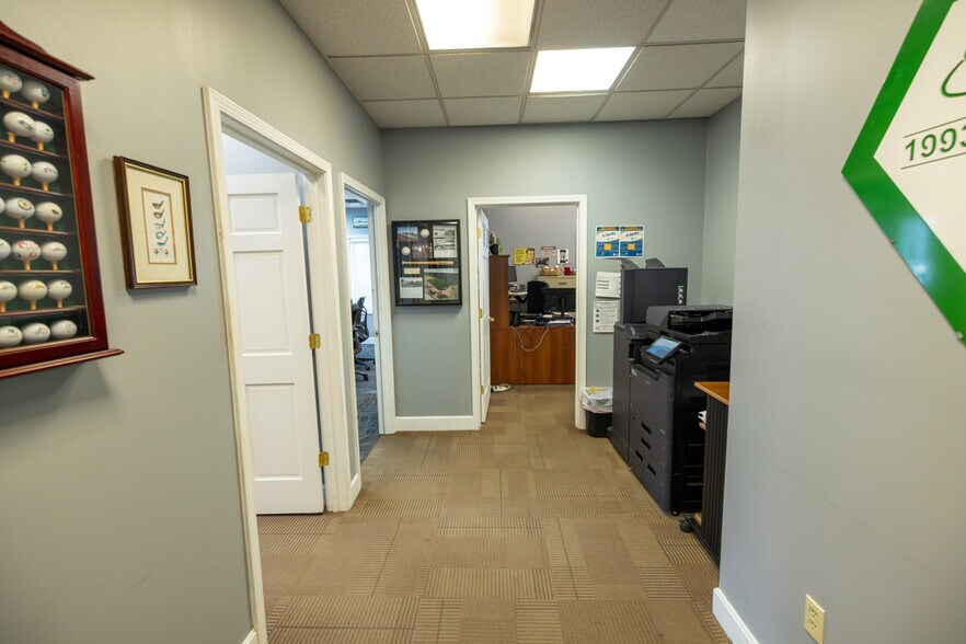 More Photos Of 1621 Se Summit St, Lee's Summit Light Distribution For Lease