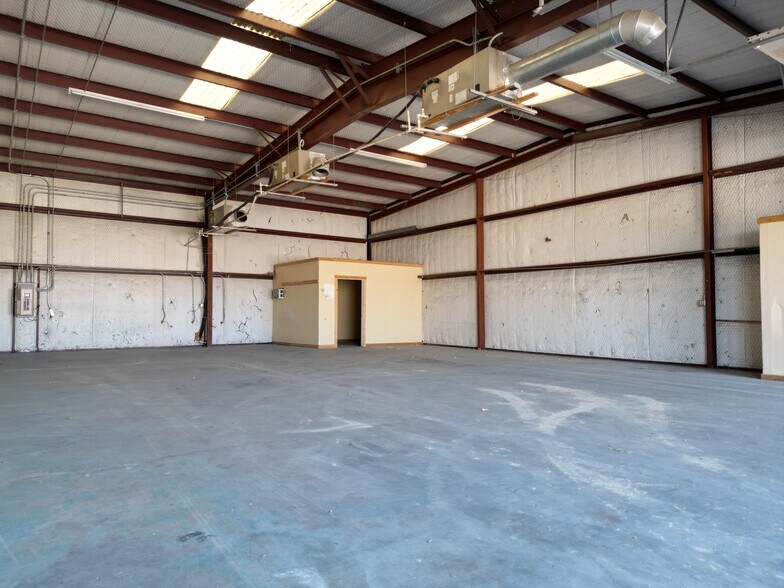 More Photos Of 221 W Interstate 20, Weatherford Warehouse For Lease