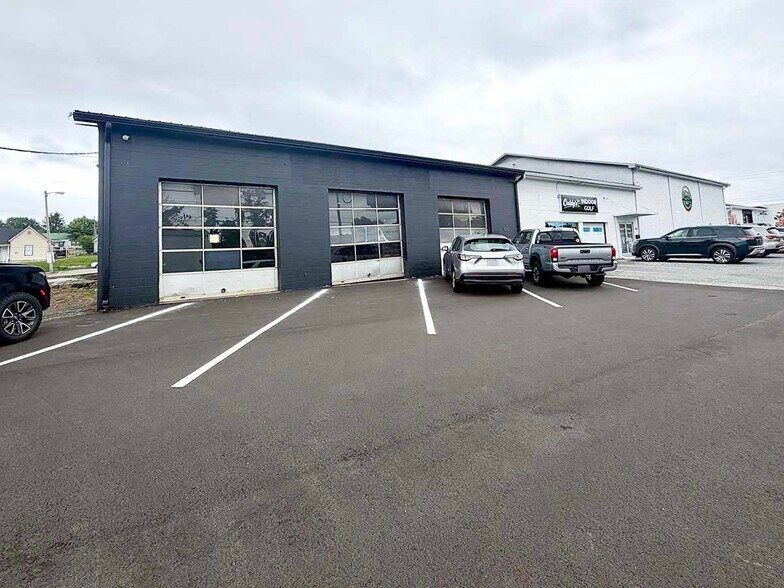 More Photos Of 525 W Market St, Johnson City Flex For Lease