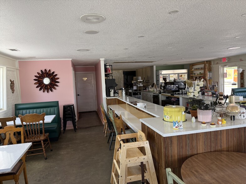 More Photos Of 127 Dotson Dr, Ames Restaurant For Lease