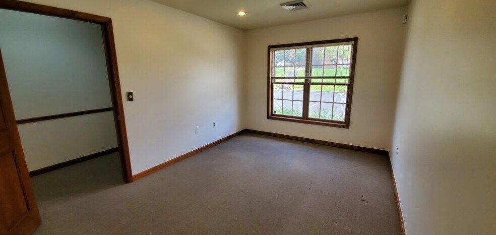 More Photos Of 400-440 Hospital Dr, Warrenton Medical For Sale