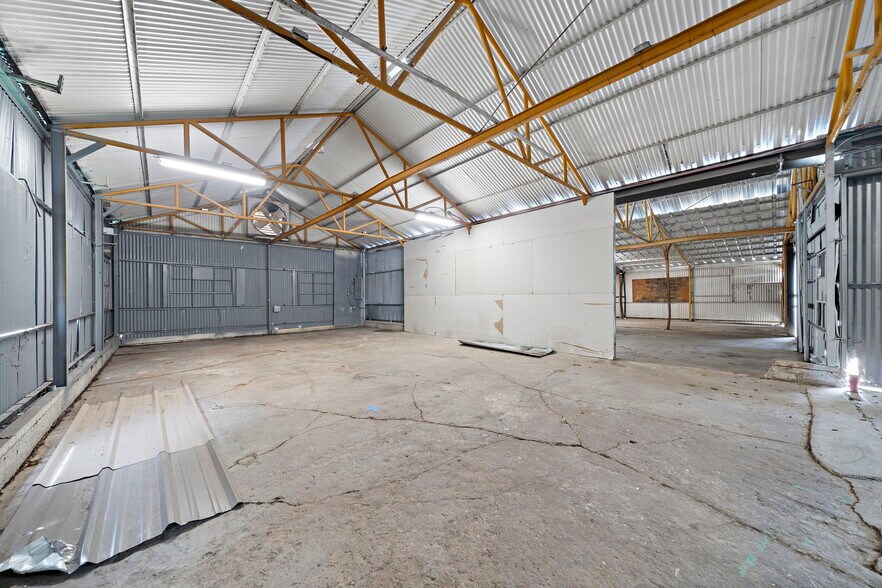 More Photos Of 120 N Bryan St, Houston Warehouse For Lease