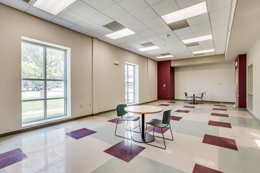 More Photos Of 500 W 1 St Ave, Hutchinson Office For Sale