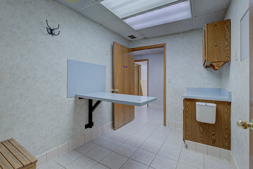 More Photos Of 2321 W Wisconsin Ave, Appleton Veterinarian Kennel For Sale