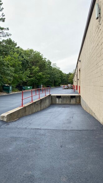 More Photos Of 1515-1557 Lincoln Ave, Holbrook Warehouse For Lease