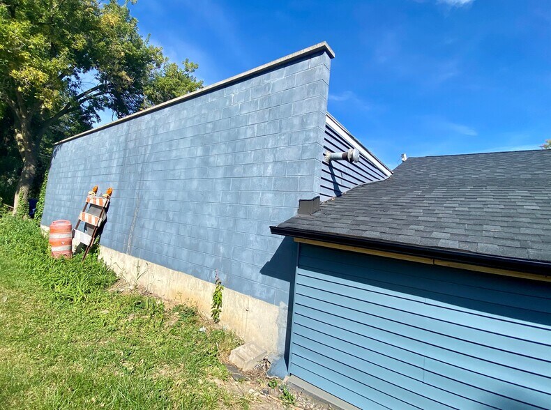 More Photos Of 330-336 E Main St, Twin Lakes General Retail For Lease